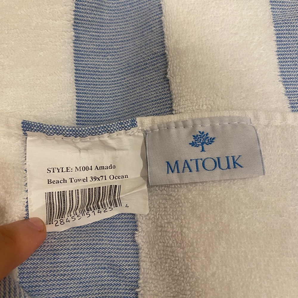 Matouk Amado Blue and White Beach Towels (2) and Blanket - Picture 5 of 7